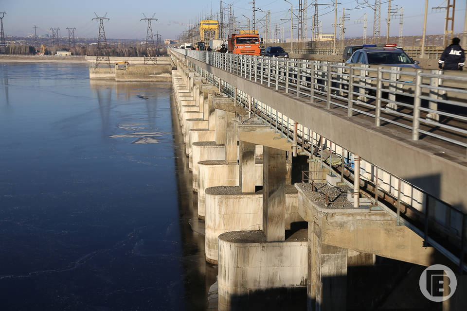 На плотине Волжской ГЭС растянулась многокилометровая пробка