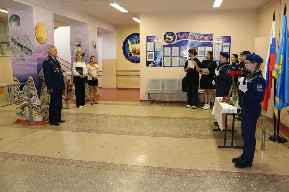 Сотрудники волгоградского УФСБ рассказали на школьной линейке про майора Уракова