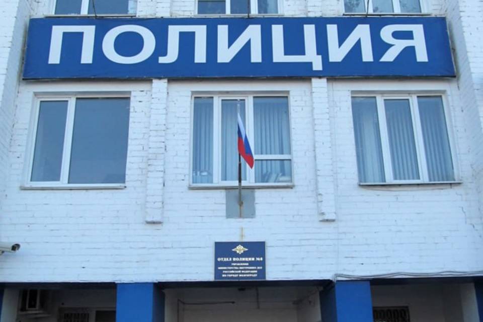 В Волгограде полиция задержала трех парней, избивших в магазине мужчину за замечание