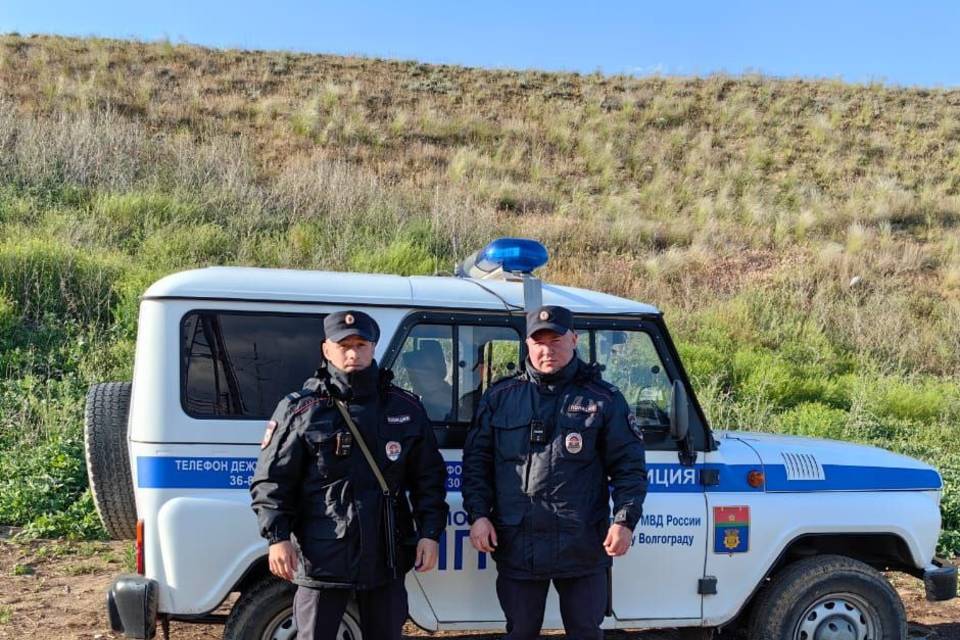 В Волгоградской области полицейские спасли мужчину, который мог упасть с моста