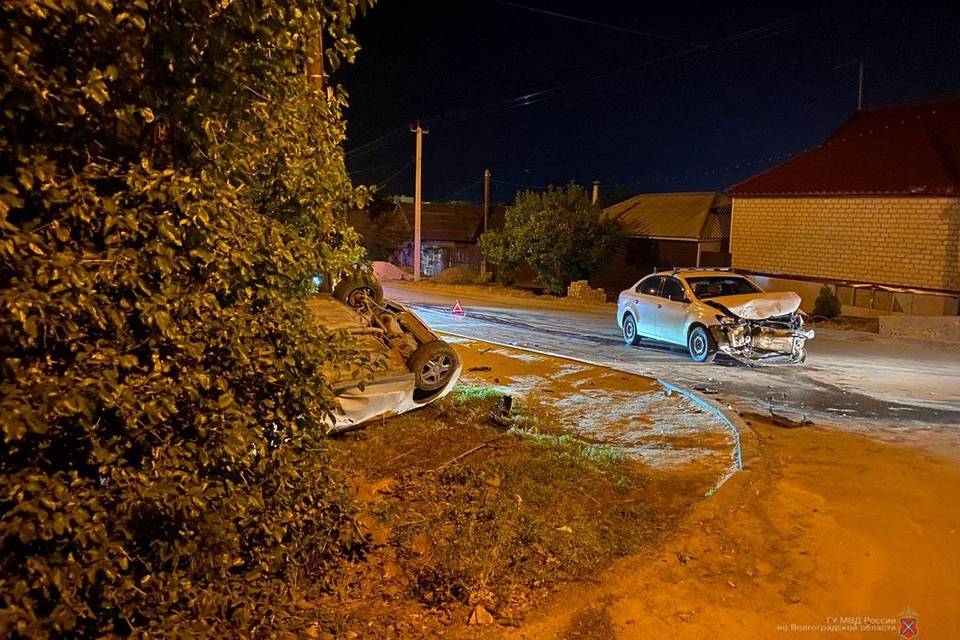 На юге Волгограда в ДТП опрокинулся «Фольксваген Поло»,  два человека едва выжили
