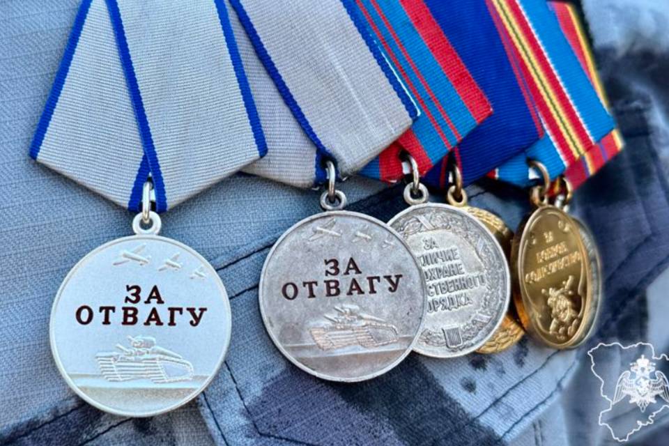 В Волгограде участникам СВО из ОМОНа и СОБРа вручили медали «За отвагу»