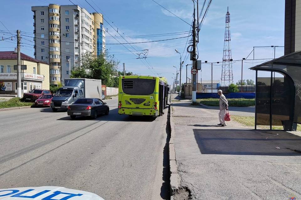 В Волгограде 84-летний пенсионер едва не попал под колеса автобуса на остановке