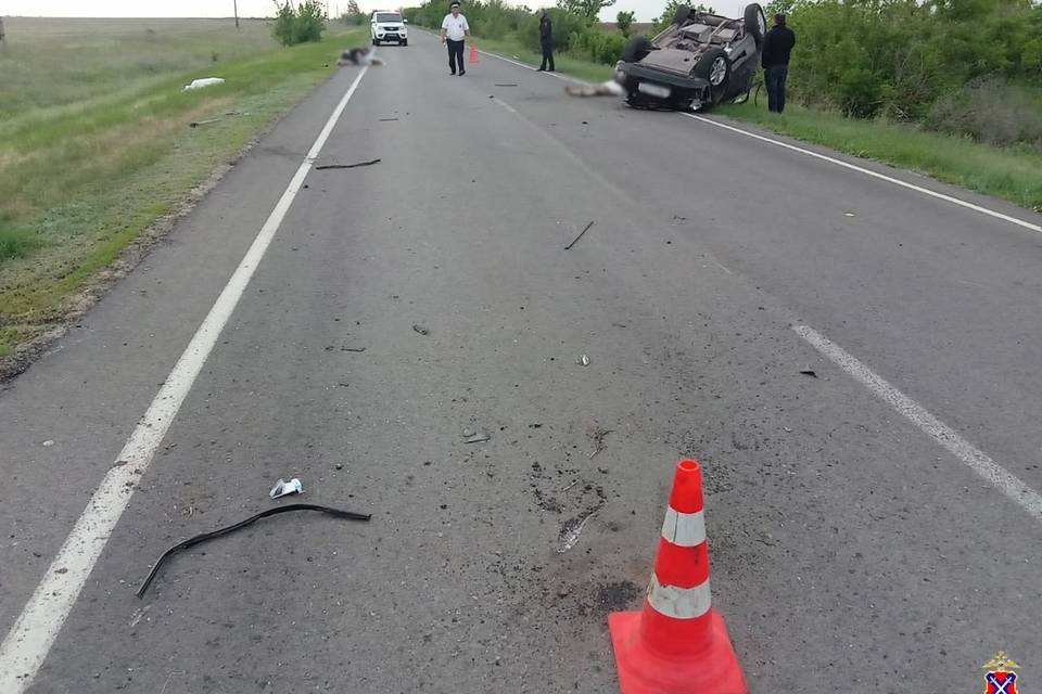 Три человека погибли в перевернувшейся машине в Волгоградской области
