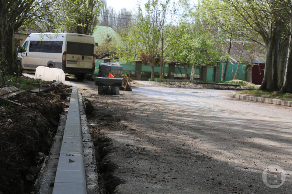 В Советском районе Волгограда обновляют внутридворовые проезды