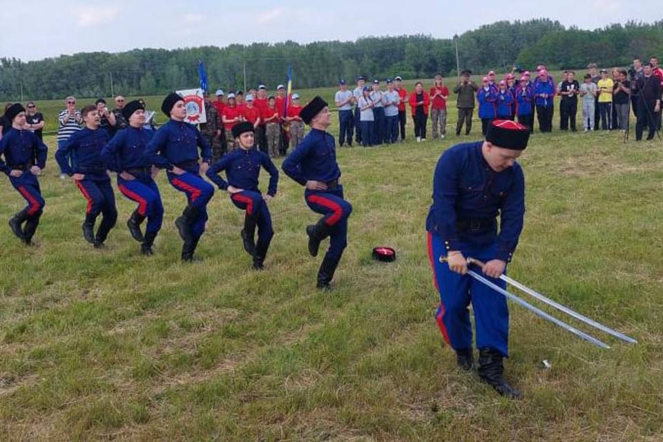 В Волгоградской области школьники состязались в военно-спортивной игре