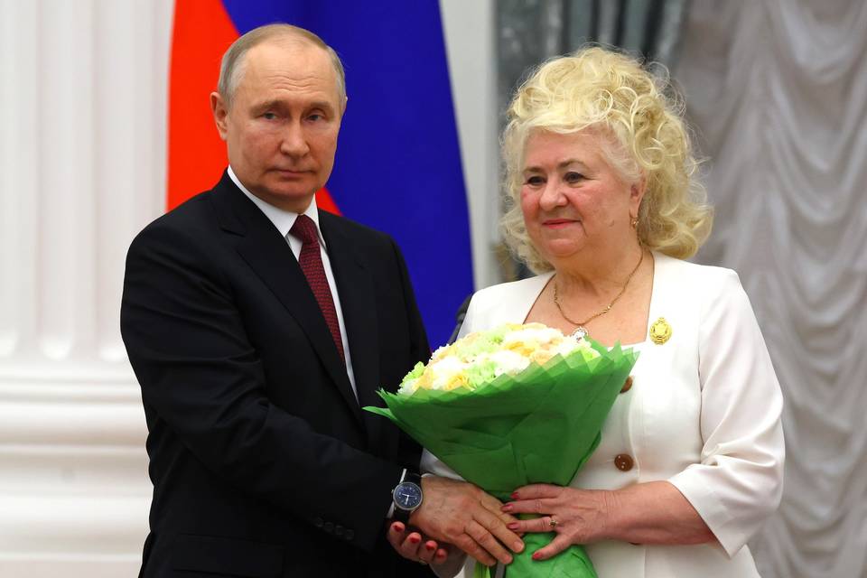 Путин в Кремле наградил педагога из Волгоградской области