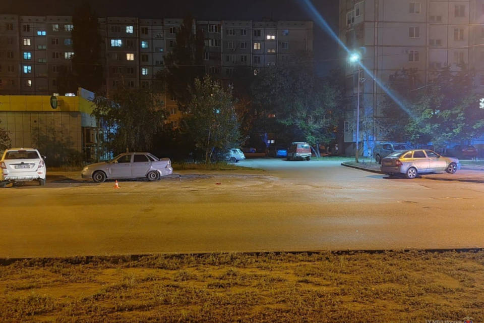 В Волгограде водитель припаркованного автомобиля получил травмы