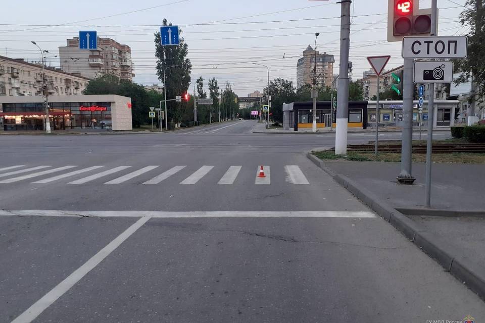 В центре Волгограда перебегавший дорогу пешеход попал под колеса  «Киа К-5»