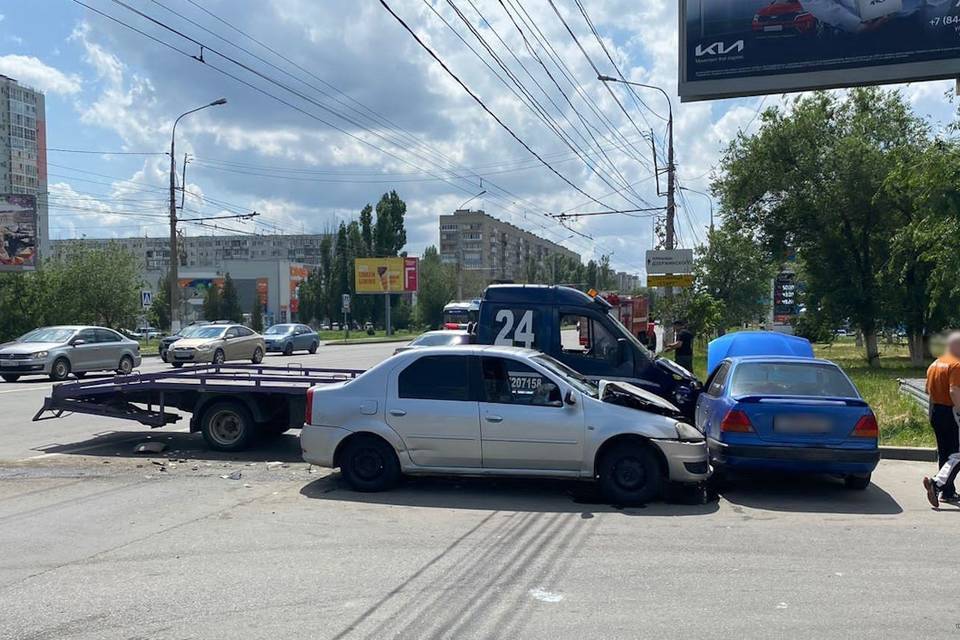 На севере Волгограда в массовом ДТП с эвакуатором пострадал 15-летний мальчик