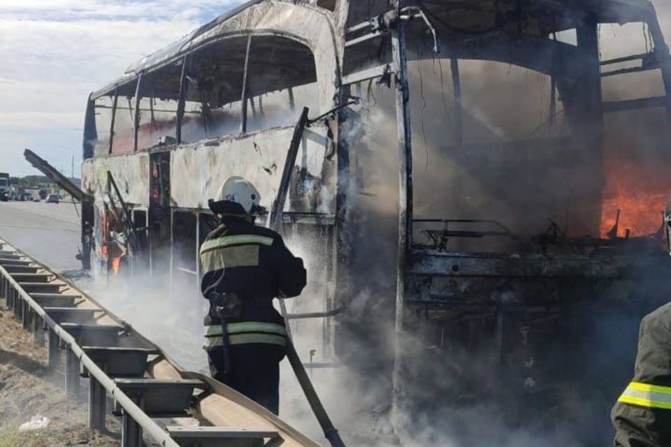 На трассе Волгоград-Москва выгорел дотла автобус, 41 человек эвакуирован