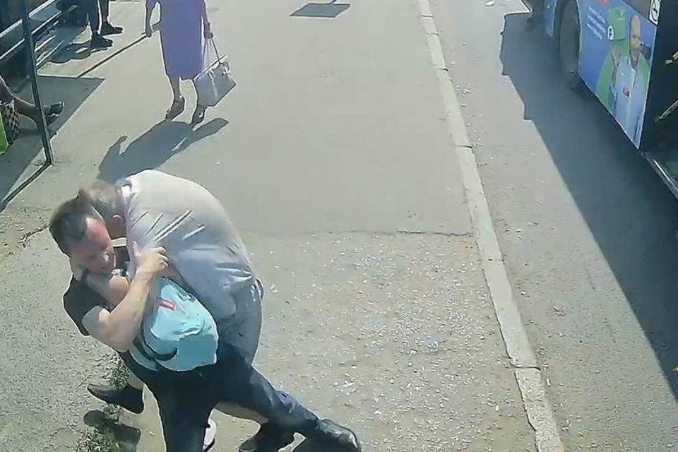 Мужчину, ударившего пассажира автобуса ножом, разыскивают в Волгограде