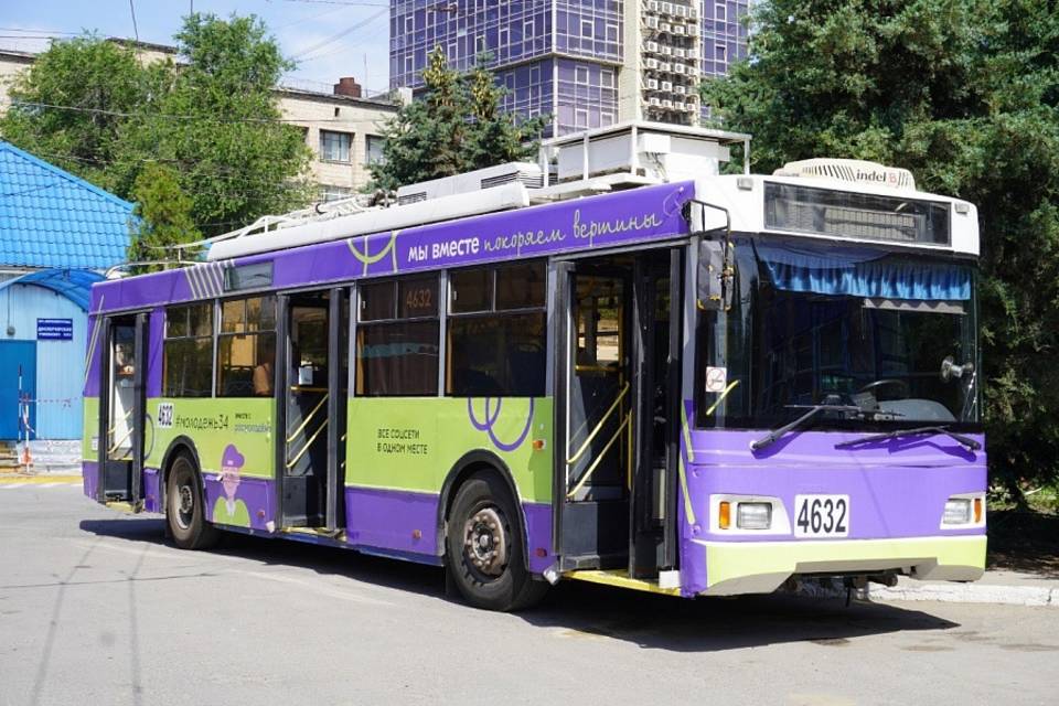 В Волгограде запустили 10 брендированных троллейбусов в честь фестиваля #ТриЧетыре
