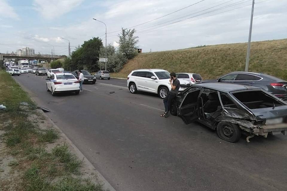 В центре Волгограда 18-летний водитель ВАЗ-2114 столкнулся с ВАЗ-2104, пострадал 86-летний мужчина