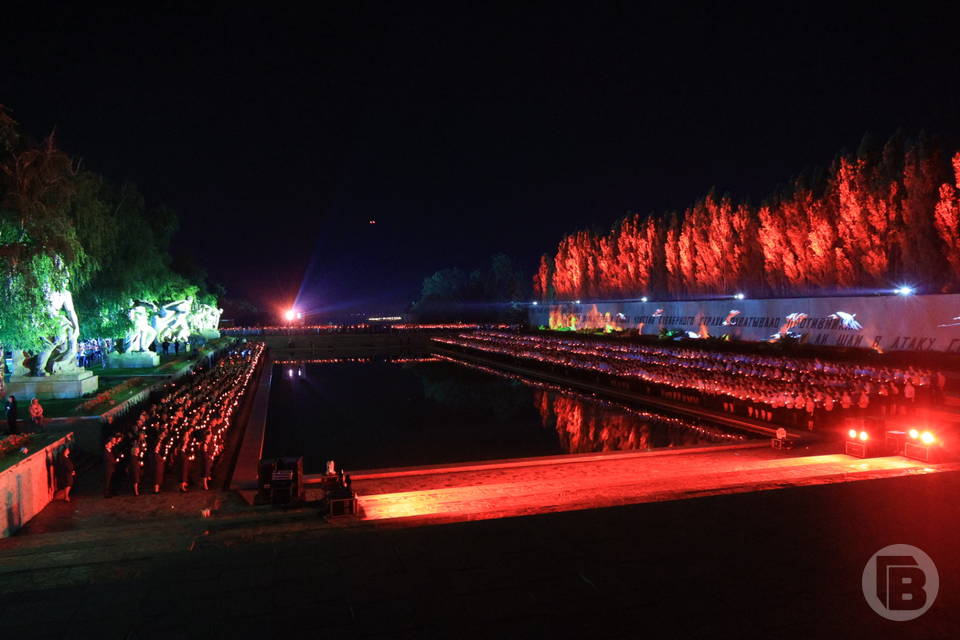Волонтеры Победы зажгли в Волгограде на Мамаевом кургане Огненную картину из 15 тысяч лампад