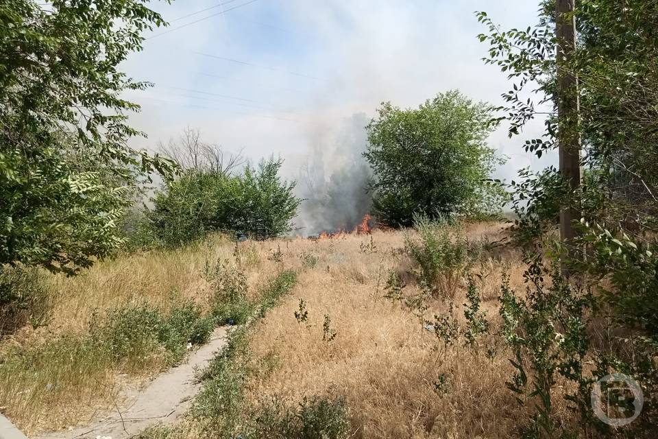 О двух крупных возгораниях сообщают очевидцы в Волгограде