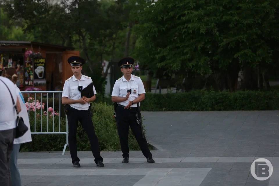 Бомж в полицейской форме устроил дебош на остановке в центре Волгограда
