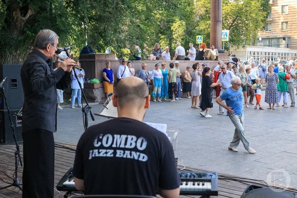 В выходные волгоградцы закружатся в танце в центре города под живую музыку