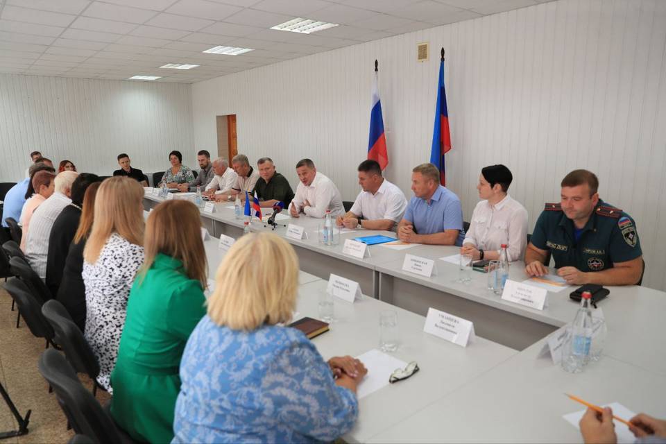 Губернатор Андрей Бочаров обсудил с активом жителей планы развития подшефного района ЛНР