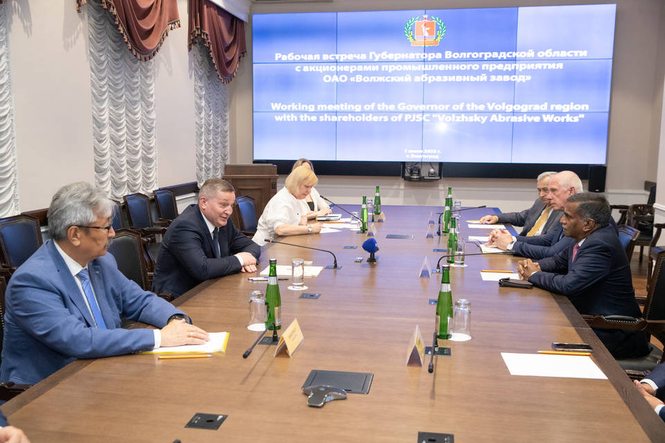 Губернатор Андрей Бочаров встретился с акционерами Волжского абразивного завода