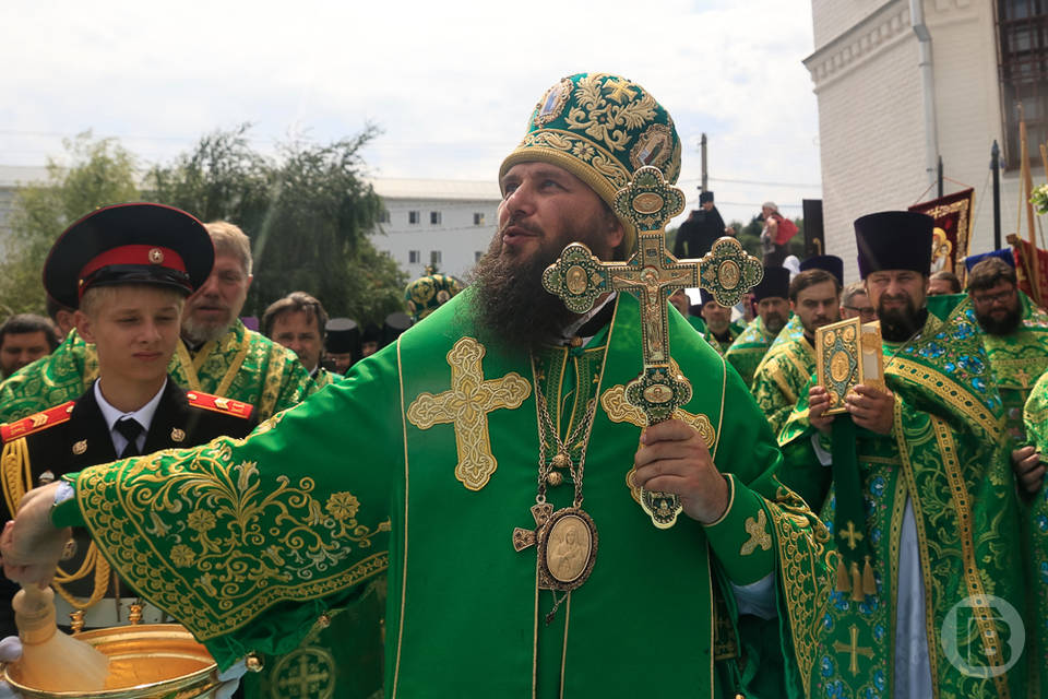В Волгограде церковный хор поздравил митрополита Феодора с 50-летием (видео)