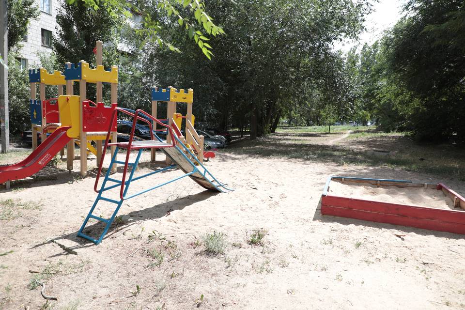 Студенты-медики проверили качество песка на детских площадках Волгограда