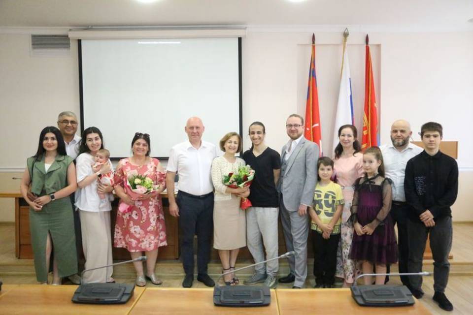 В Волгограде трем многодетным семьям вручили Почетный знак«Материнская слава»