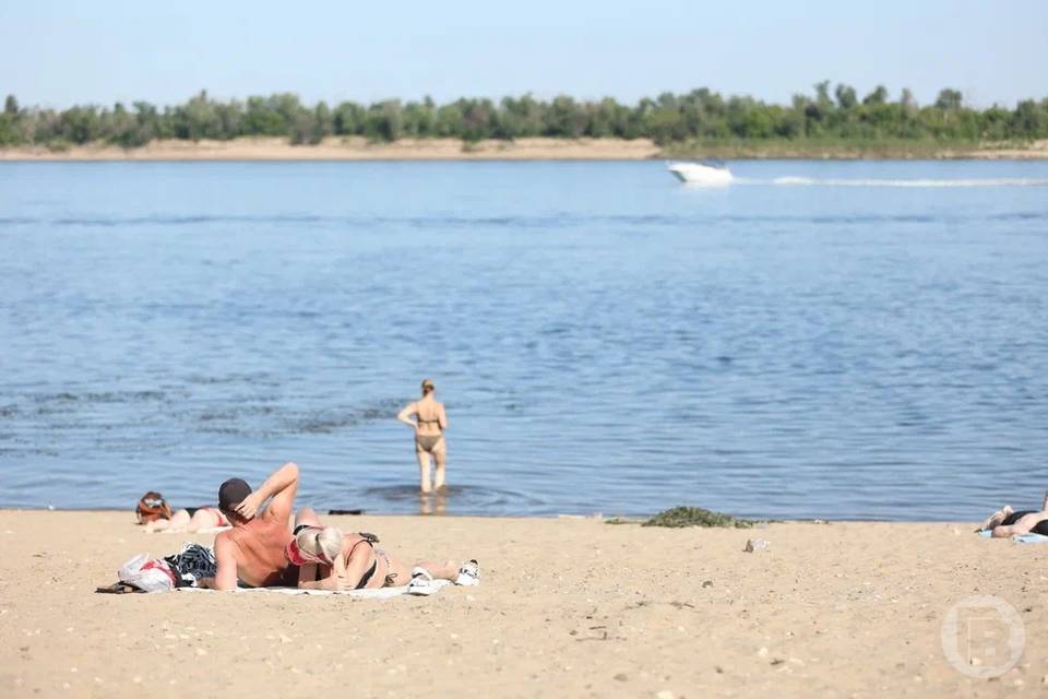Под Волгоградом пара занялась сексом на пляже возле отдыхающих