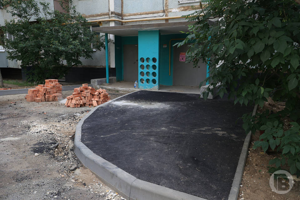 В Волгограде обновляют асфальтовое покрытие во дворах