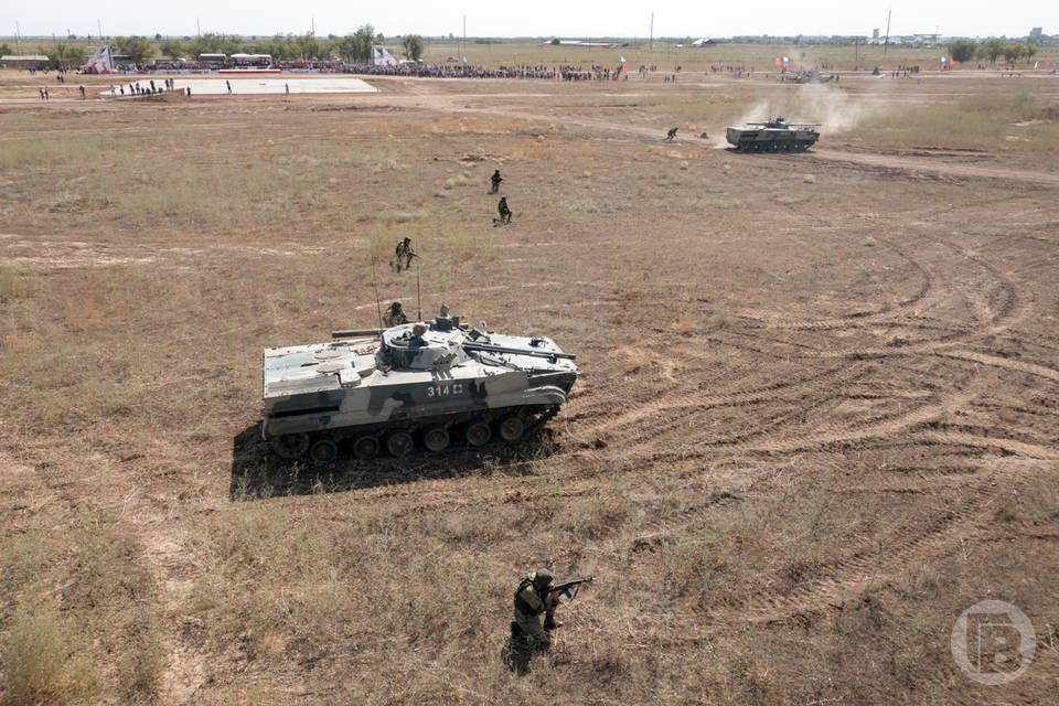 Под Волгоградом танки Т-90А прошли по дну водоема