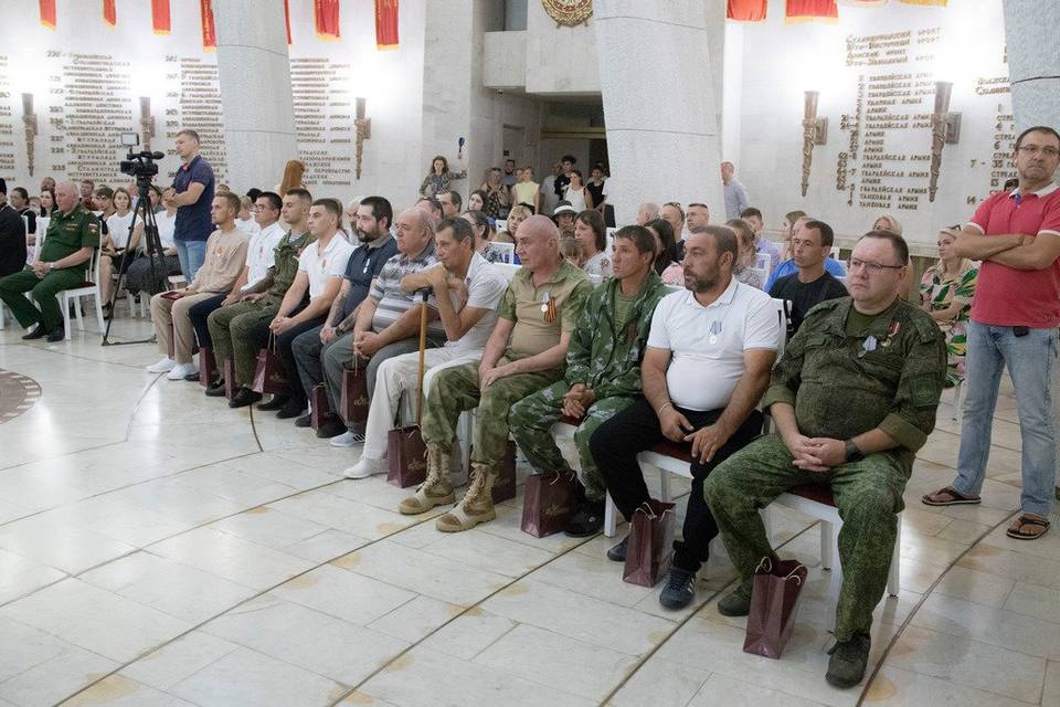 В Волгограде 11 добровольцев и военных наградили за заслуги в СВО