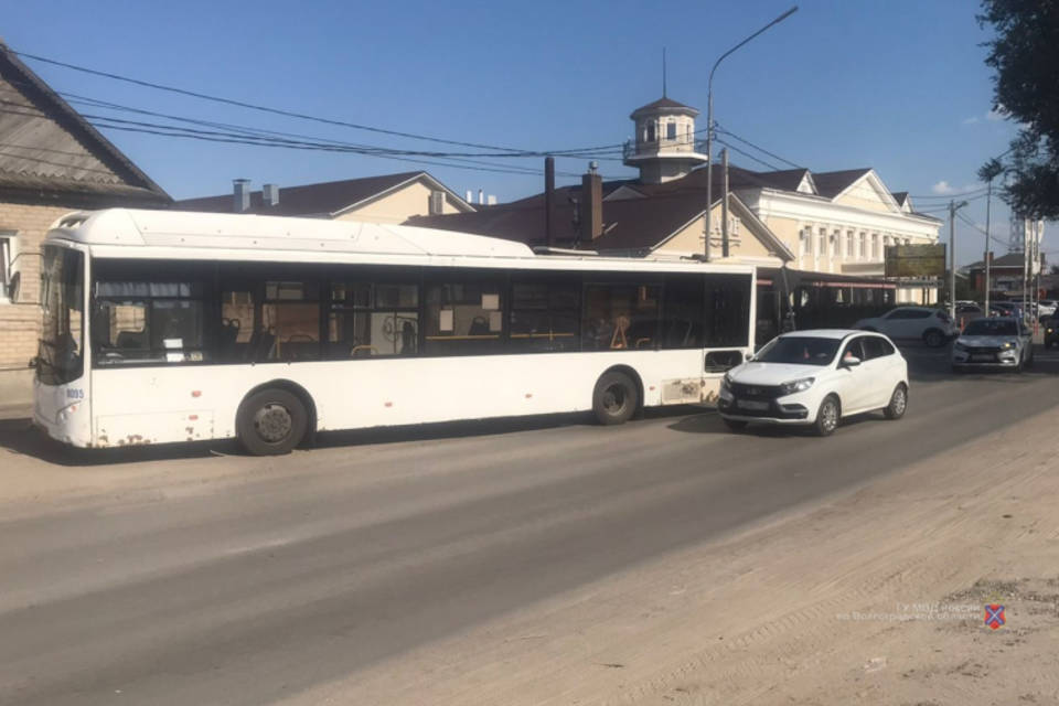На юге Волгограда иномарка подрезала автобус, пассажирка получила травмы