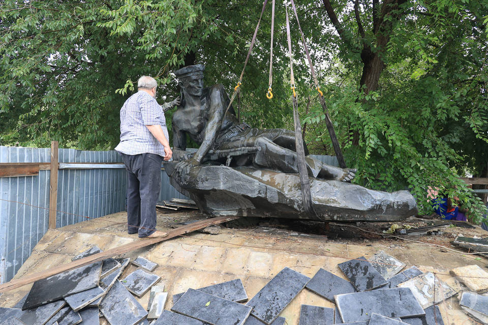 Поврежденный вандалами памятник восстанавливают в Волгограде