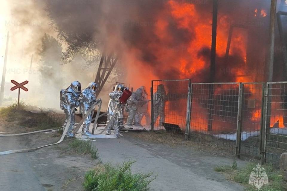 В Волгограде произошел сильный пожар на заводе "Красный Октябрь"