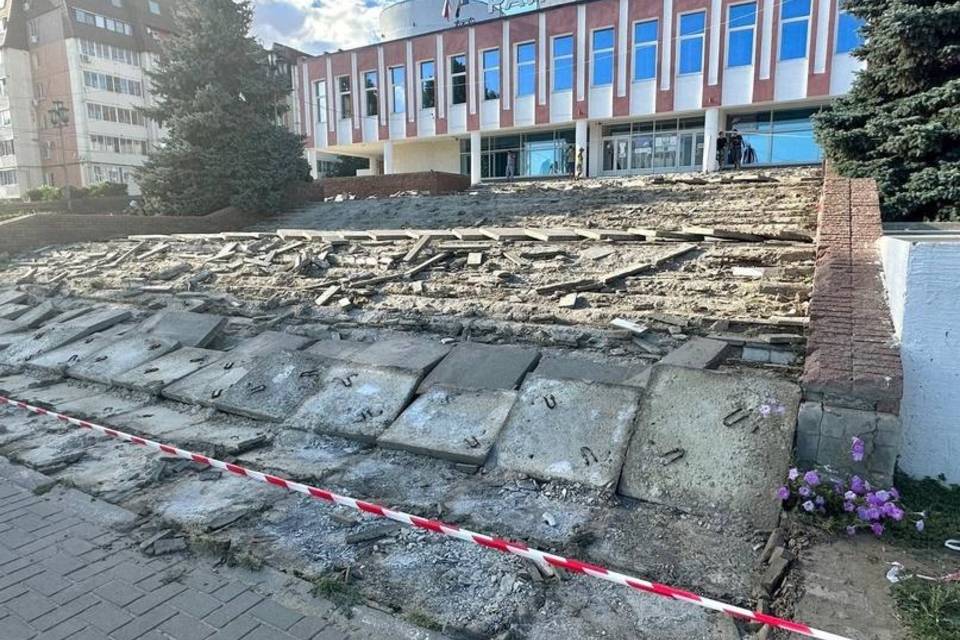 Под Волгоградом у ДК в Городище начали ремонт ступеней