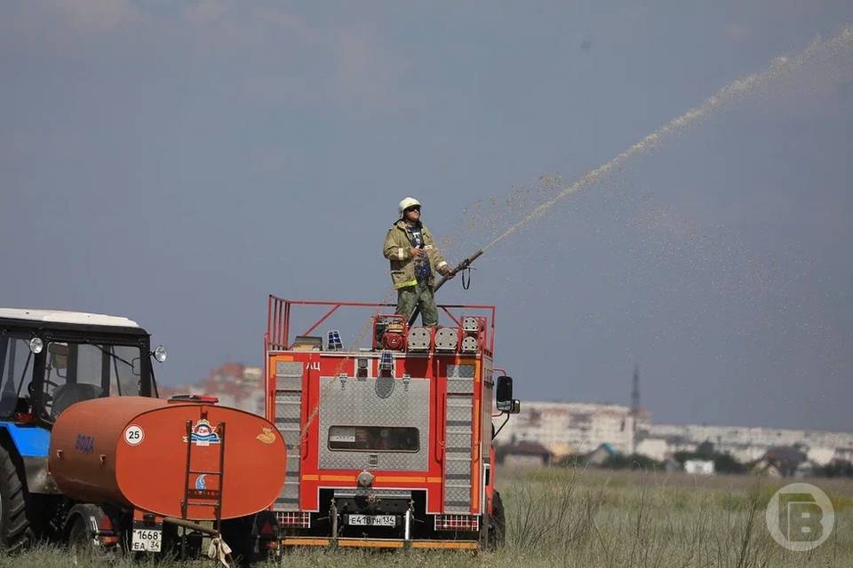 Огонь вспыхнул в поселке Горьковском в Волгограде