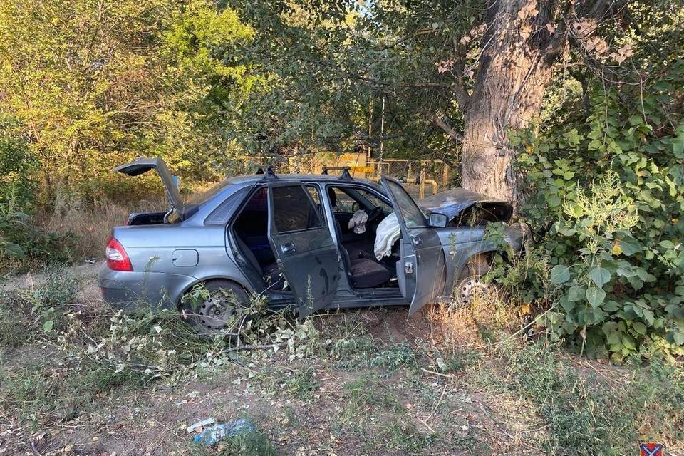 Под Волгоградом водитель «Лады Приора» слетел с дороги и врезался в дерево