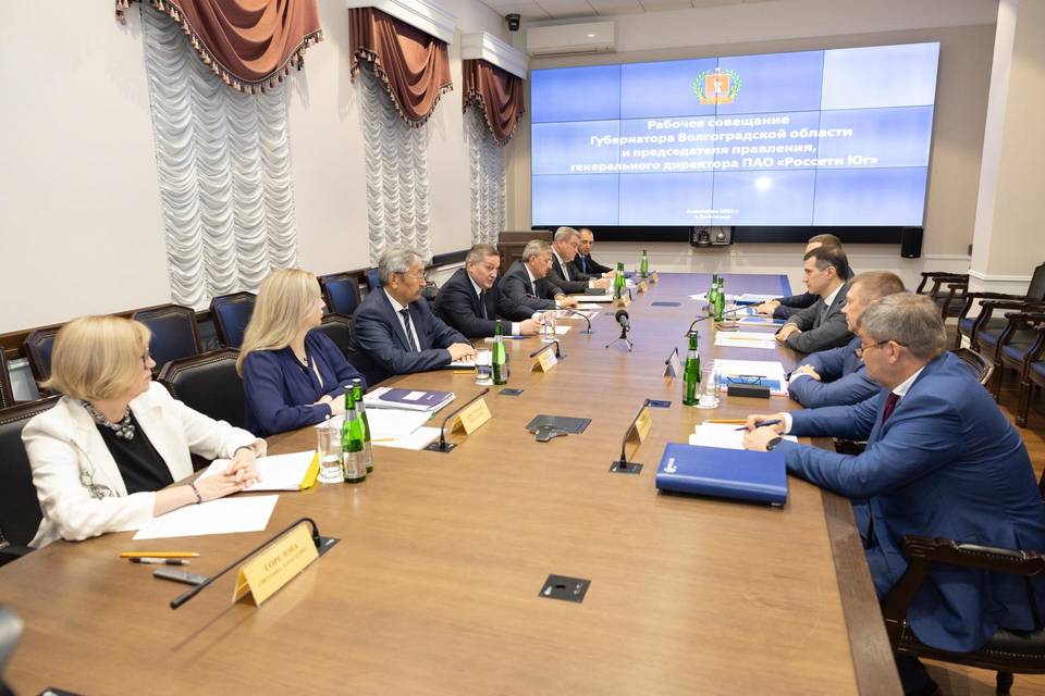 Губернатор Андрей Бочаров и гендиректор ПАО «Россети Юг» Борис Эбзеев провели рабочую встречу