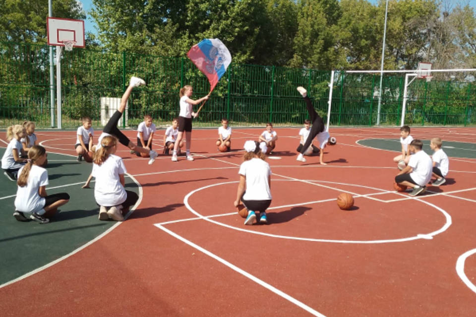 В Волгоградской области торжественно открыли школьную спортплощадку