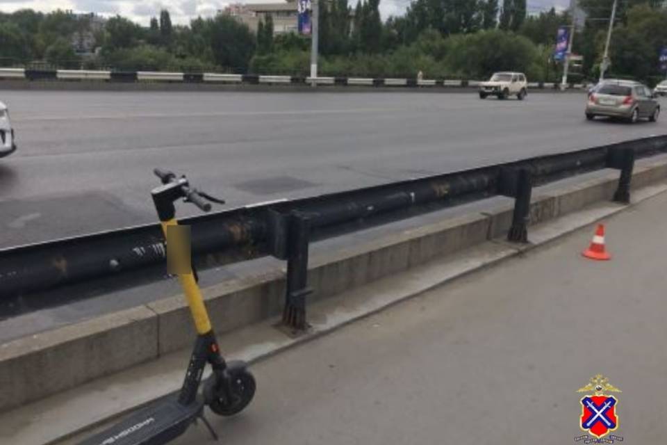 В Волгограде парень на электросамокате сбил девушку на Астраханском мосту