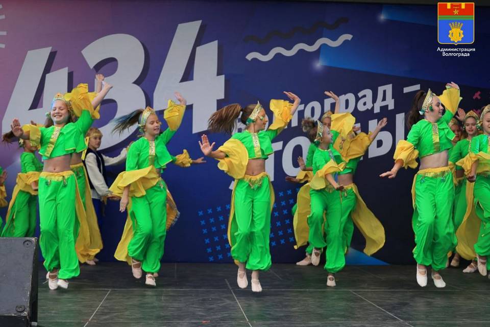 В Волгограде около фонтана «Искусство» работает фестиваль искусств «#Наволне434»