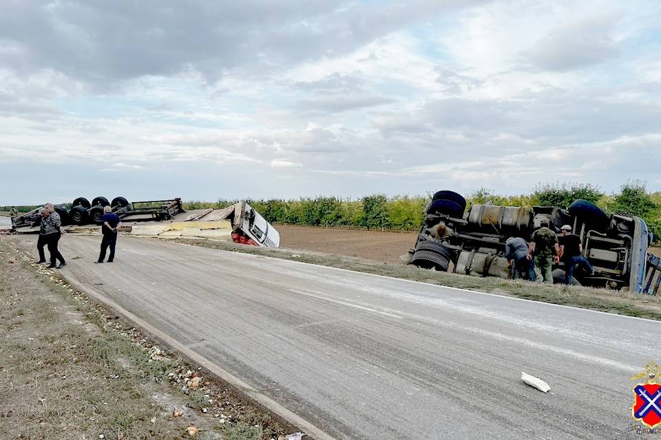 На трассе под Волгоградом погиб водитель опрокинувшегося грузовика