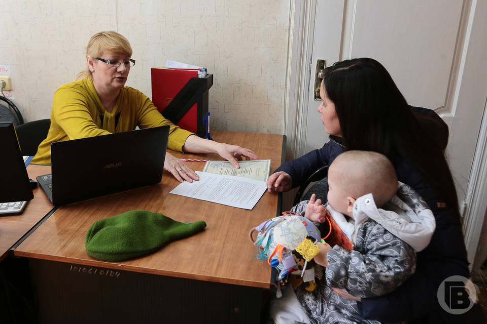 Жители Волгограда продолжают оформлять ежемесячную выплату из средств маткапитала