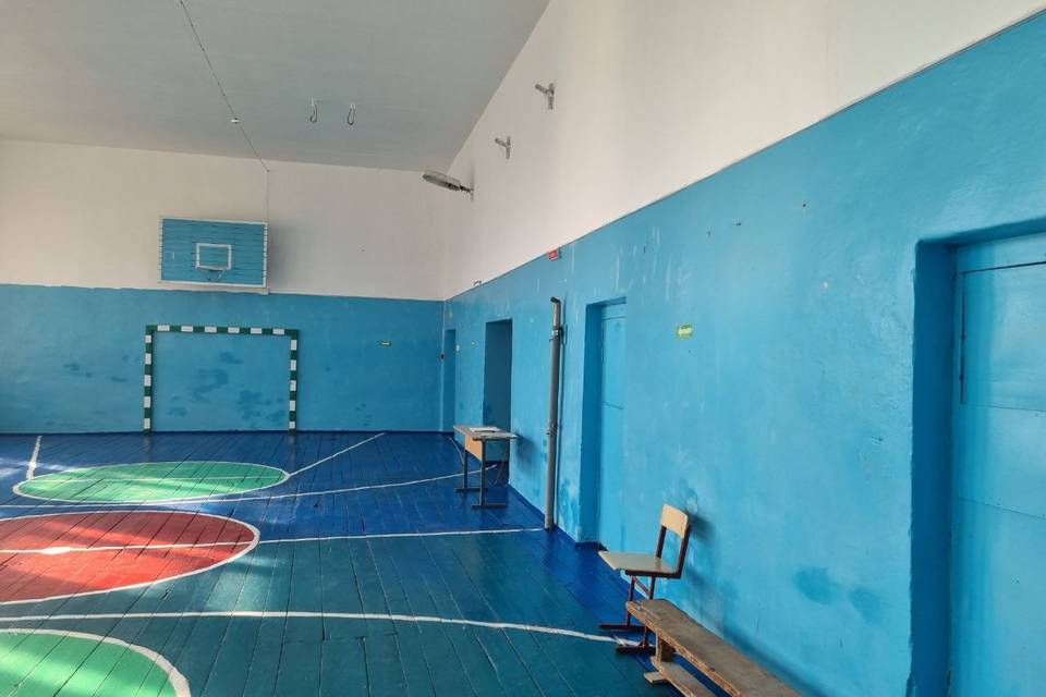 Волгоградские мастера обновили кровлю школы в подшефном районе ЛНР