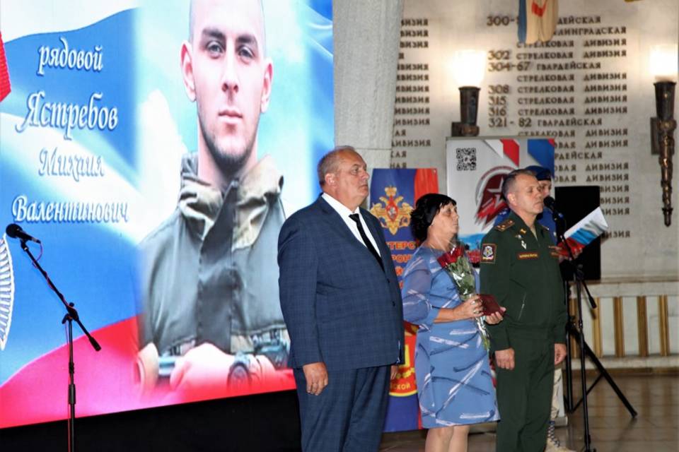 В Волгограде родителям 11 погибших солдат передали ордена