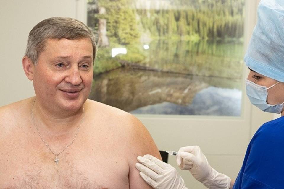 Губернатор Волгоградской области Андрей Бочаров сделал прививку от гриппа