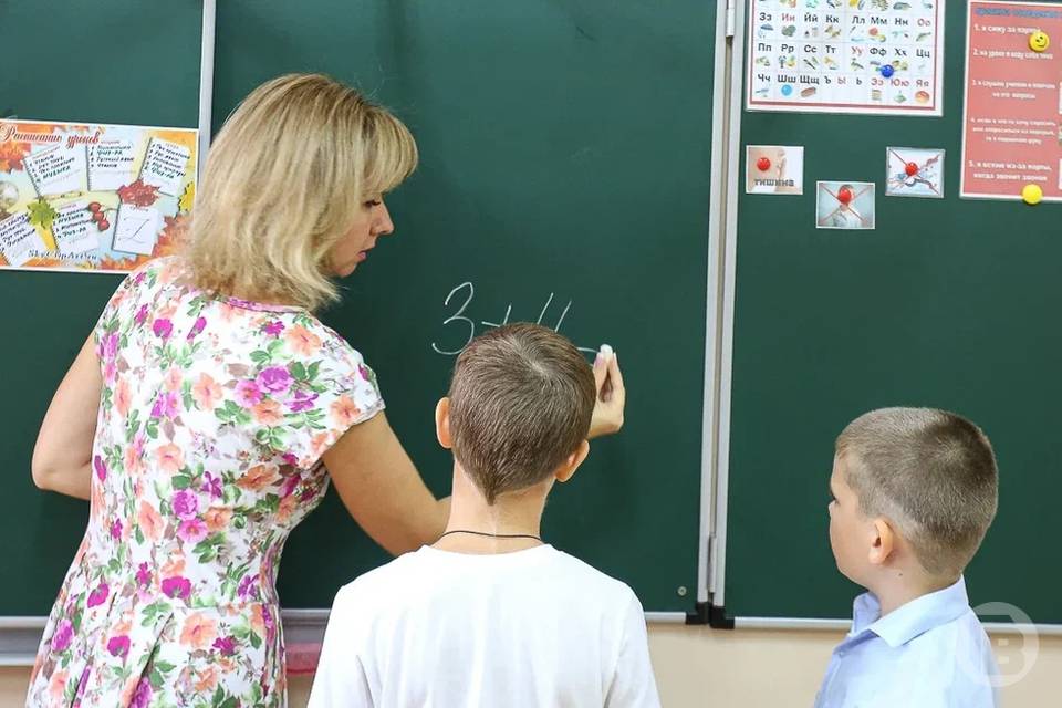 Достойная зарплата учителей в Волгограде составила 90 тысяч рублей