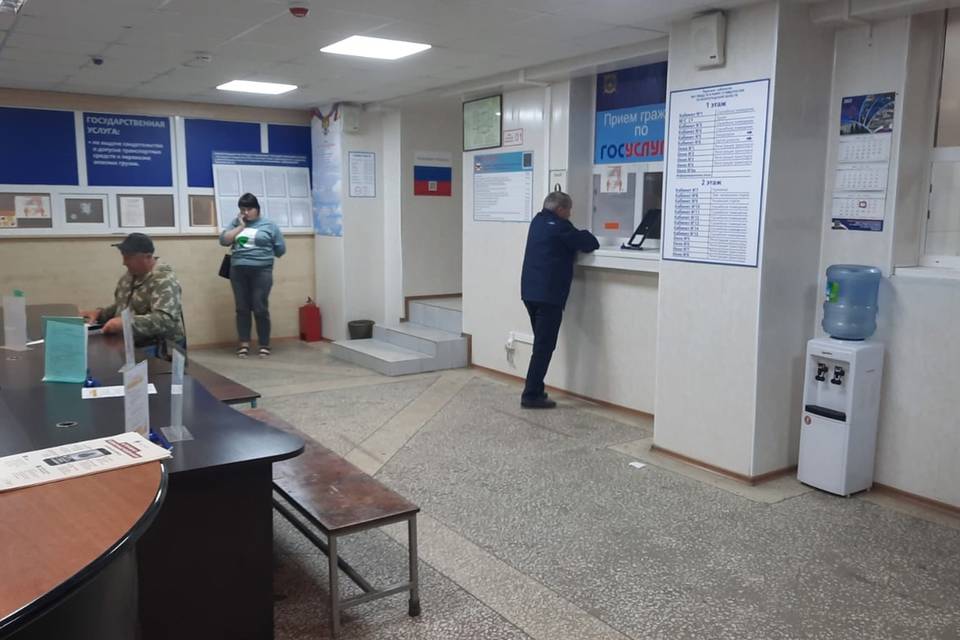 В Волгограде после устранения технического сбоя заработали отделения МРЭО