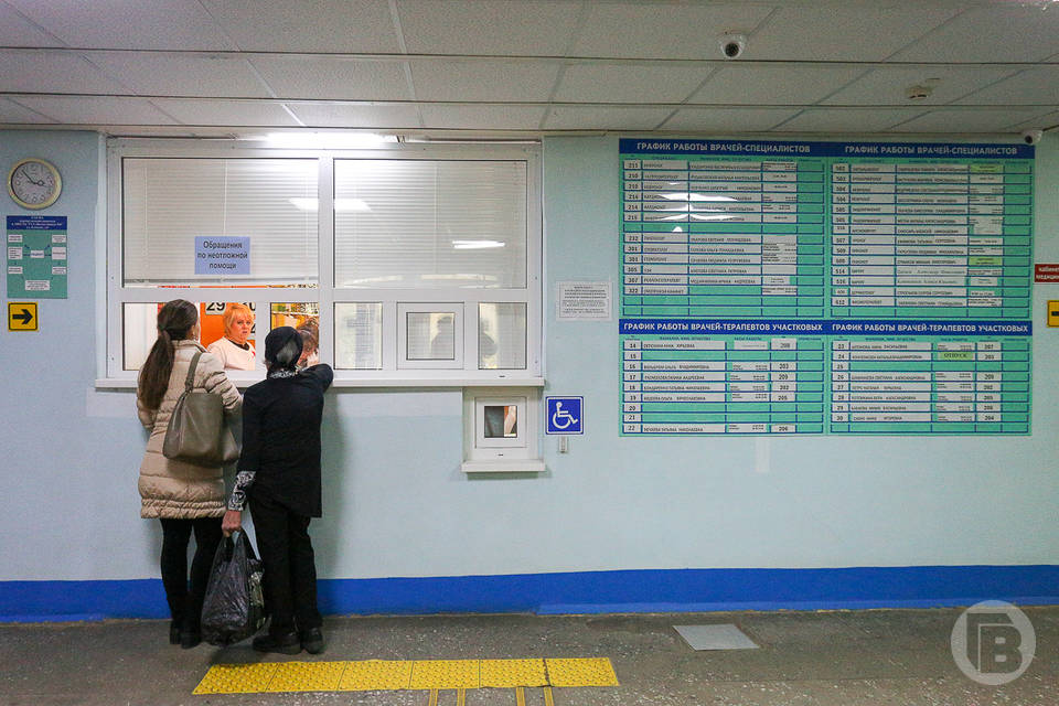 Под Волгоградом в поликлинике женщину с больным ребенком заставили мыть полы
