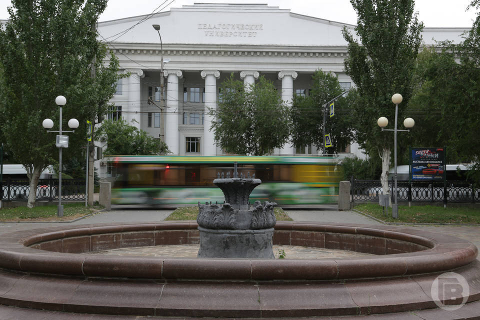 В Волгограде меняют оборудование в фонтане между двумя вузами